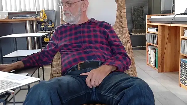 Snapshot of ewaldwillems99 chatting on 10.15.25 ewaldwillems99 online show from 10.15.25