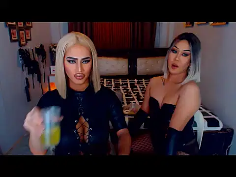 Snapshot of MystiqueQueen chatting on 10.27.25 MystiqueQueen online show from 10.27.25