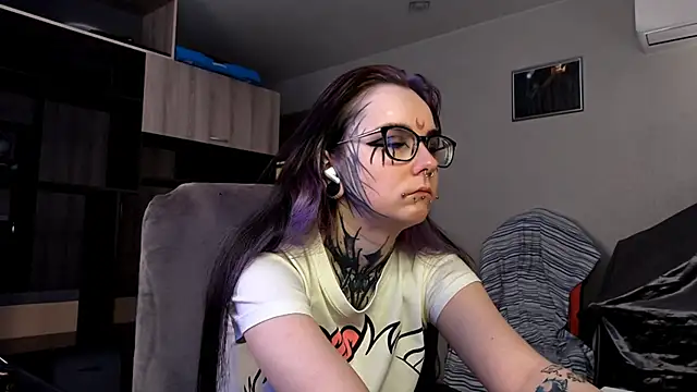 Snapshot of HighelikeGirl chatting on 09.22.25 HighelikeGirl online show from 09.22.25