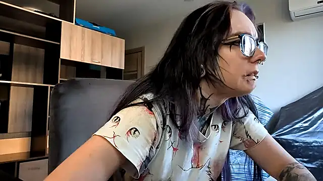 Snapshot of HighelikeGirl chatting on 09.23.25 HighelikeGirl online show from 09.23.25