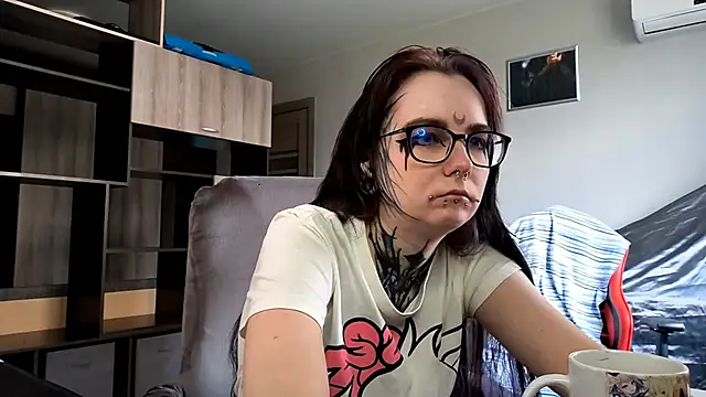 Snapshot of HighelikeGirl chatting on 09.26.25 HighelikeGirl online show from 09.26.25