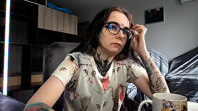 Snapshot of HighelikeGirl chatting on 09.29.25 HighelikeGirl online show from 09.29.25