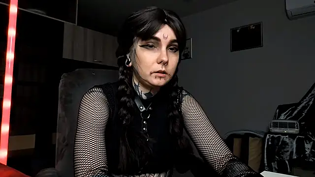 Snapshot of HighelikeGirl chatting on 10.13.25 HighelikeGirl online show from 10.13.25