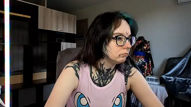 Snapshot of HighelikeGirl chatting on 10.22.25 HighelikeGirl online show from 10.22.25