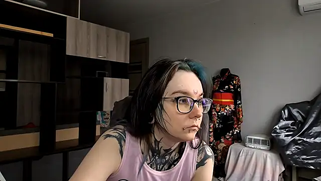 Snapshot of HighelikeGirl chatting on 10.23.25 HighelikeGirl online show from 10.23.25