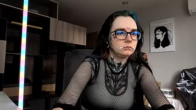 Snapshot of HighelikeGirl chatting on 10.24.25 HighelikeGirl online show from 10.24.25