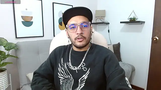 Snapshot of __Damian___ chatting on 10.29.25   Damian    online show from 10.29.25