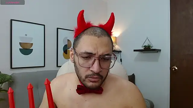 Snapshot of __Damian___ chatting on 10.31.25   Damian    online show from 10.31.25