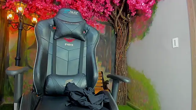 Snapshot of VenusBlazer chatting on 10.18.25 VenusBlazer online show from 10.18.25