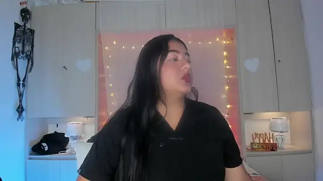 Snapshot of LilyWhitney chatting on 10.26.25 LilyWhitney online show from 10.26.25