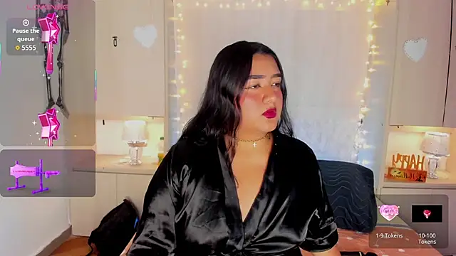 Snapshot of LilyWhitney chatting on 10.29.25 LilyWhitney online show from 10.29.25