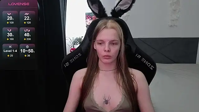 Snapshot of Luna_Navy chatting on 09.18.25 Luna Navy online show from 09.18.25