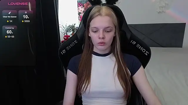 Snapshot of Luna_Navy chatting on 09.19.25 Luna Navy online show from 09.19.25