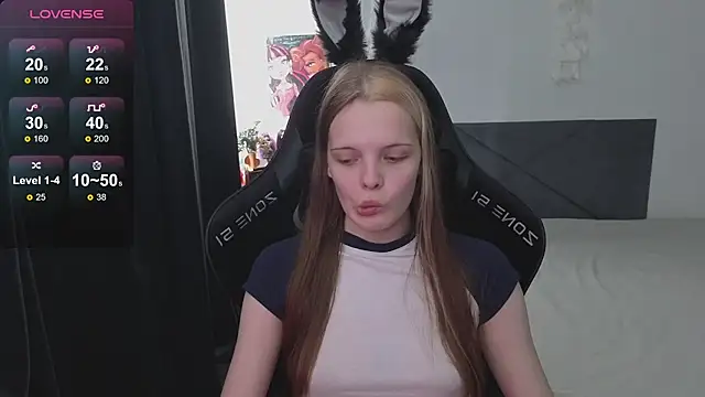 Snapshot of Luna_Navy chatting on 09.21.25 Luna Navy online show from 09.21.25