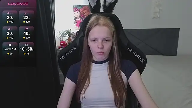 Snapshot of Luna_Navy chatting on 09.23.25 Luna Navy online show from 09.23.25