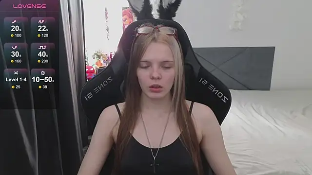 Snapshot of Luna_Navy chatting on 09.29.25 Luna Navy online show from 09.29.25