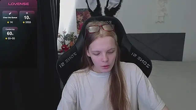 Snapshot of Luna_Navy chatting on 10.03.25 Luna Navy online show from 10.03.25