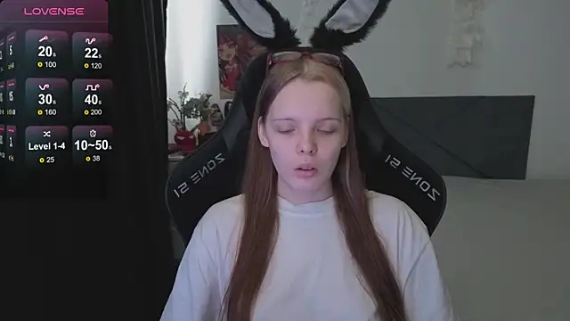 Snapshot of Luna_Navy chatting on 10.04.25 Luna Navy online show from 10.04.25