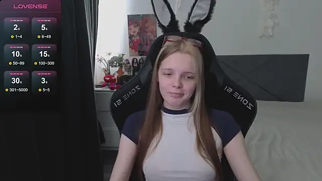 Snapshot of Luna_Navy chatting on 10.05.25 Luna Navy online show from 10.05.25