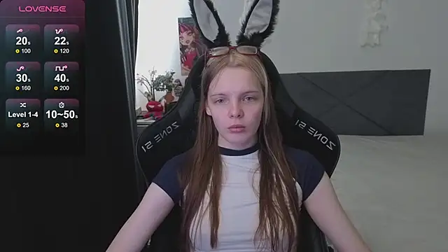 Snapshot of Luna_Navy chatting on 10.06.25 Luna Navy online show from 10.06.25