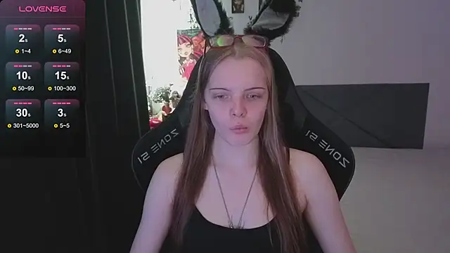 Snapshot of Luna_Navy chatting on 10.27.25 Luna Navy online show from 10.27.25