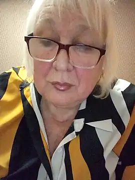 Alexia64231 online show from 10.31.25