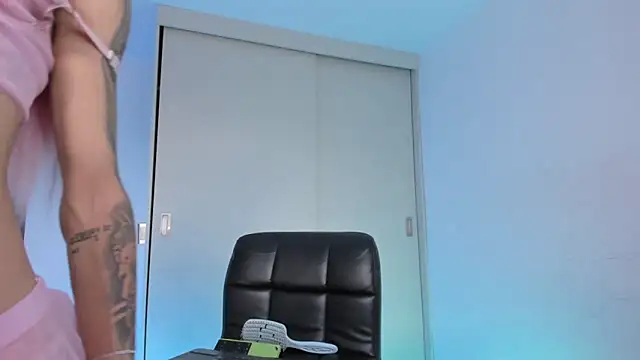 Snapshot of _Alicerosee chatting on 10.27.25  Alicerosee online show from 10.27.25