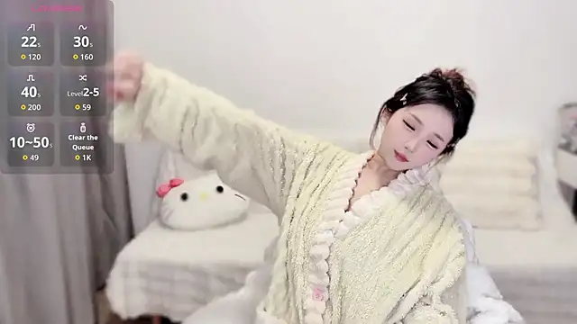 Snapshot of Joyce-bb chatting on 10.28.25 Joyce-bb online show from 10.28.25