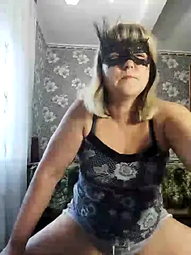 Snapshot of AliceGold5231 chatting on 09.10.25 AliceGold5231 online show from 09.10.25