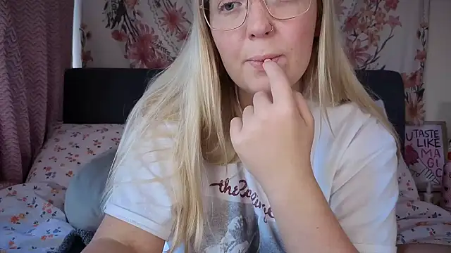 Daisyxoxo  online show from 10.07.25