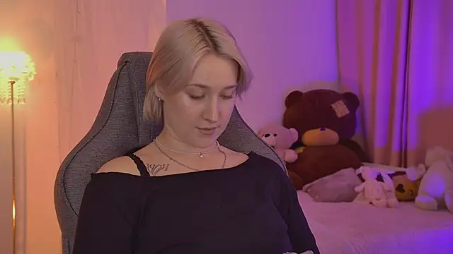 Snapshot of CinBellamy chatting on 06.19.26 CinBellamy online show from 06.19.26