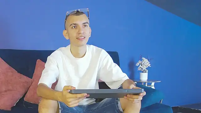 RowanCley online show from 10.02.25