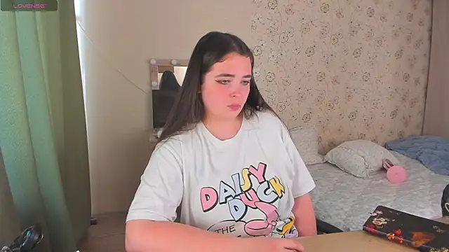 Snapshot of Alice_next_door chatting on 06.15.26 Alice next door online show from 06.15.26