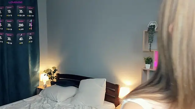 Snapshot of IsaVesco chatting on 09.28.25 IsaVesco online show from 09.28.25