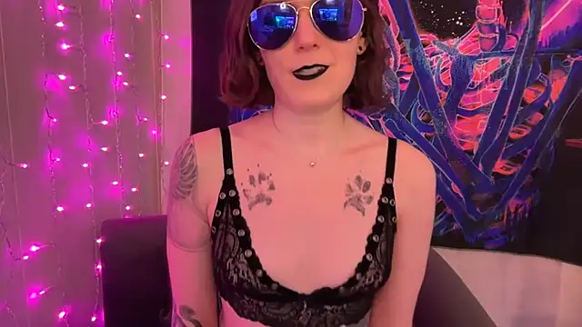 Snapshot of mistressannafoxx chatting on 09.28.25 mistressannafoxx online show from 09.28.25