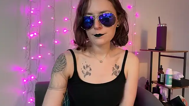 Snapshot of mistressannafoxx chatting on 10.24.25 mistressannafoxx online show from 10.24.25