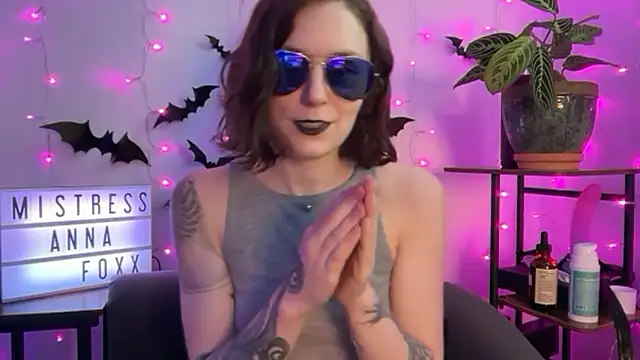 Snapshot of mistressannafoxx chatting on 10.28.25 mistressannafoxx online show from 10.28.25