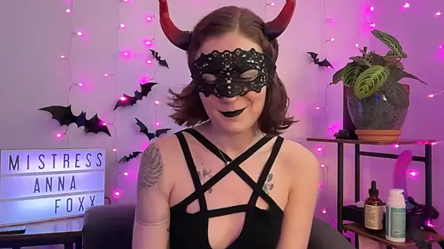 Snapshot of mistressannafoxx chatting on 10.30.25 mistressannafoxx online show from 10.30.25