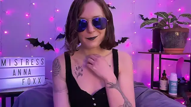 Snapshot of mistressannafoxx chatting on 11.03.25 mistressannafoxx online show from 11.03.25