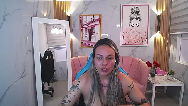 Snapshot of Jade_Jones_a chatting on 10.19.25 Jade Jones a online show from 10.19.25