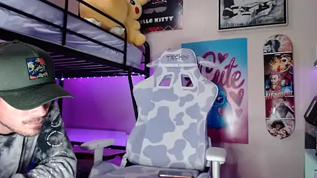 Snapshot of emocouplee666 chatting on 10.13.25 emocouplee666 online show from 10.13.25