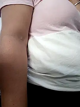 Mia-Glow online show from 10.17.25