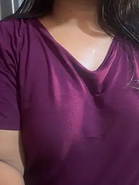 Snapshot of Maggi-is-back chatting on 09.17.25 Maggi-is-back online show from 09.17.25