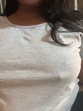 Snapshot of Maggi-is-back chatting on 09.18.25 Maggi-is-back online show from 09.18.25