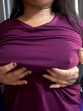 Snapshot of Maggi-is-back chatting on 09.21.25 Maggi-is-back online show from 09.21.25