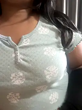 Snapshot of Maggi-is-back chatting on 09.22.25 Maggi-is-back online show from 09.22.25