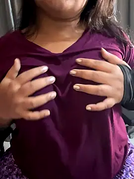 Snapshot of Maggi-is-back chatting on 09.30.25 Maggi-is-back online show from 09.30.25