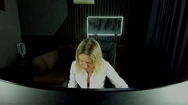 Snapshot of Anna_Snows chatting on 12.14.25 Anna Snows online show from 12.14.25