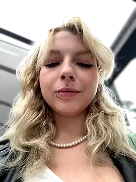 Snapshot of EveLittleSinner chatting on 09.18.25 EveLittleSinner online show from 09.18.25