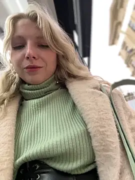 Snapshot of EveLittleSinner chatting on 10.05.25 EveLittleSinner online show from 10.05.25